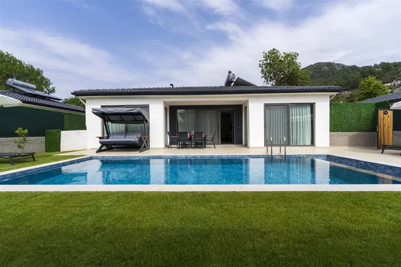 Fethiye’de korunaklı havuzlu kiralık villa