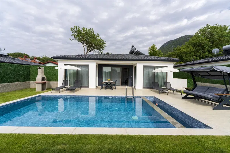 Fethiye’de korunaklı havuzlu kiralık villa