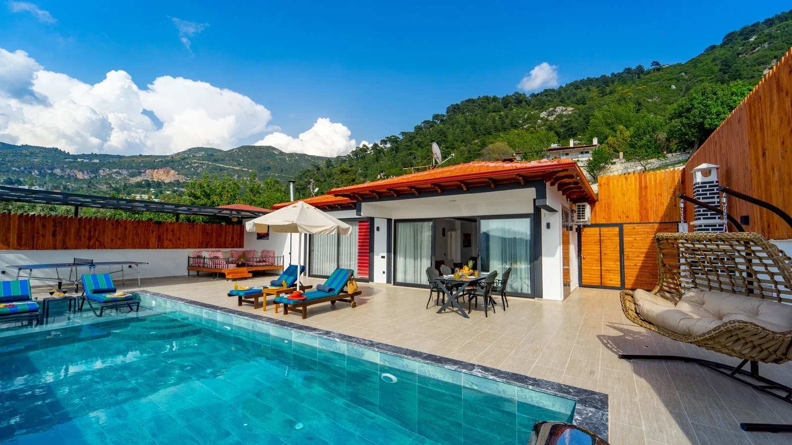 İslamlar’da korunaklı havuzlu kiralık villa