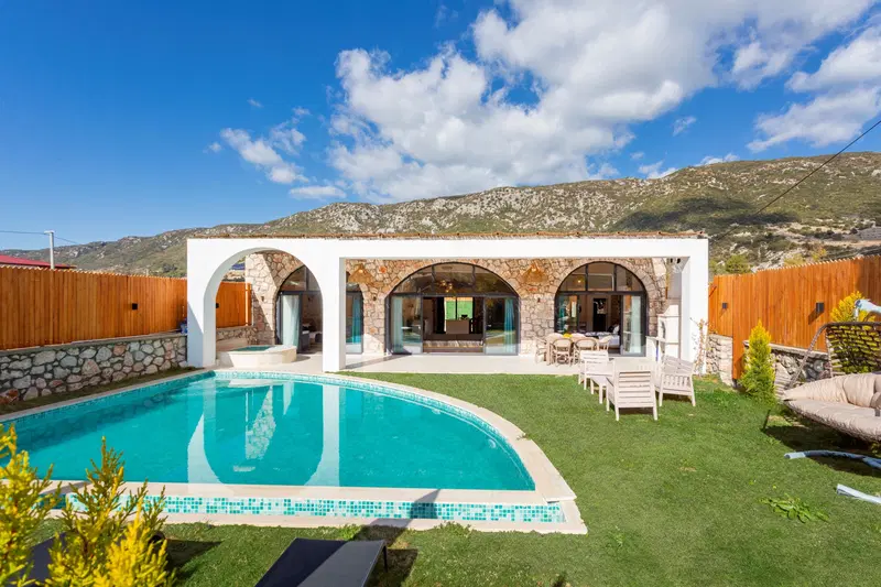 Sarıbelen’de korunaklı havuzlu kiralık villa