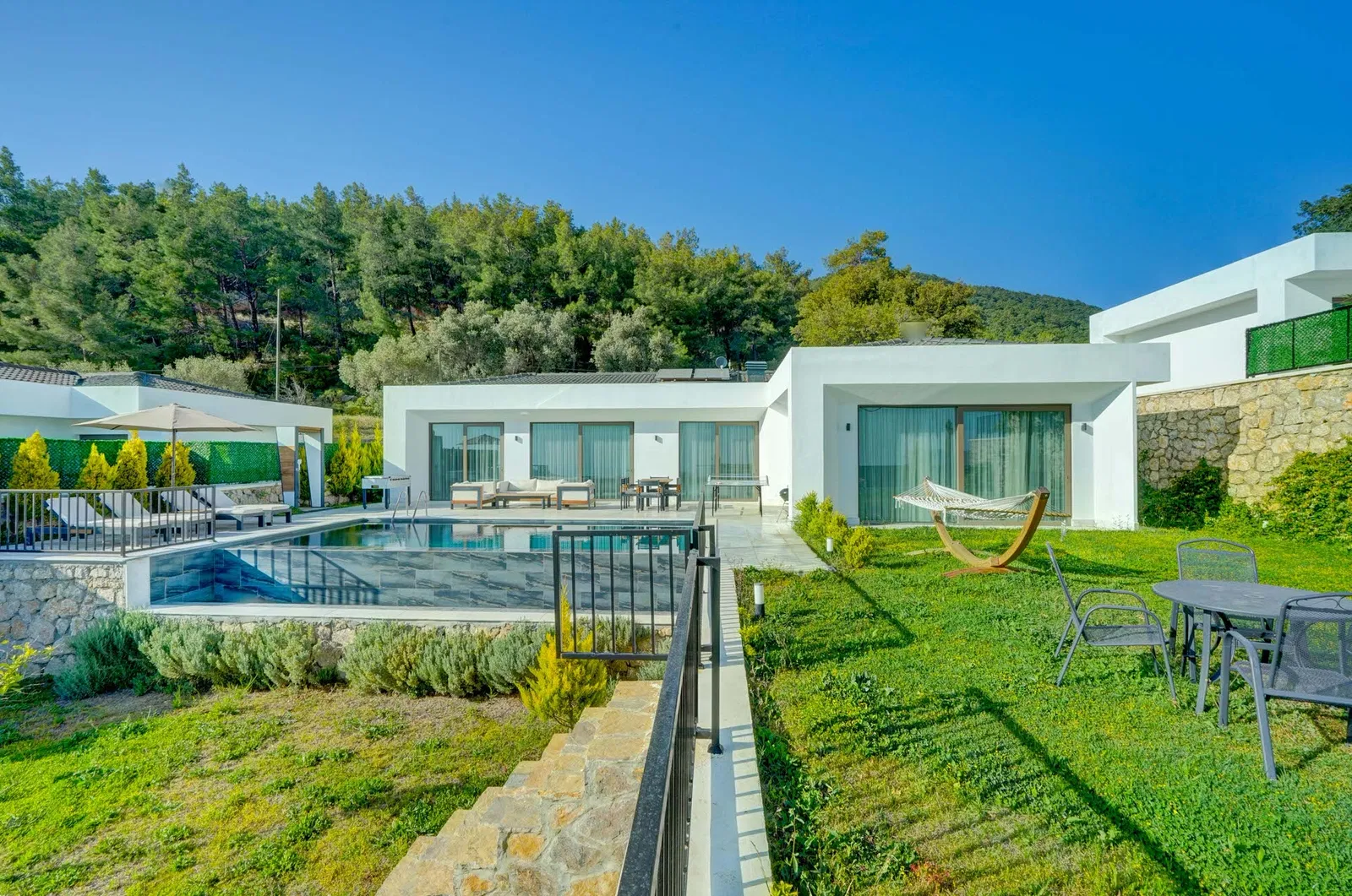 İslamlar’da korunaklı havuzlu kiralık villa