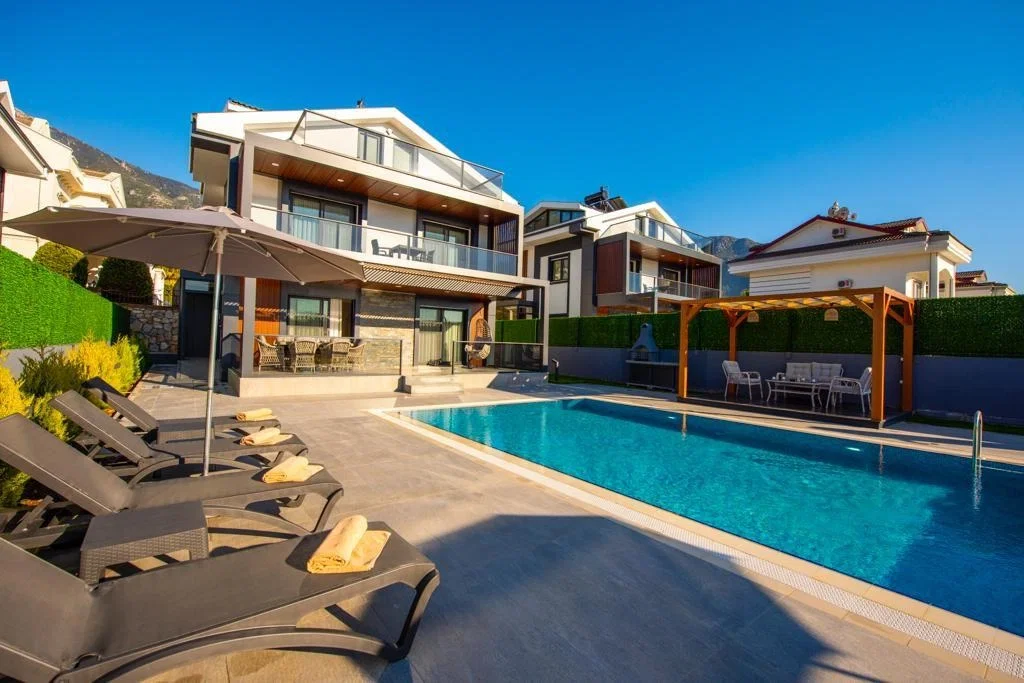 Fethiye’de Huzurlu, Korunaklı Havuzlu, 4 Yatak Odalı, Lüks Villa