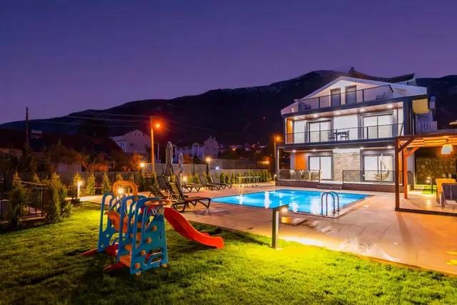 Fethiye’de Huzurlu, Korunaklı Havuzlu, 4 Yatak Odalı, Lüks Villa