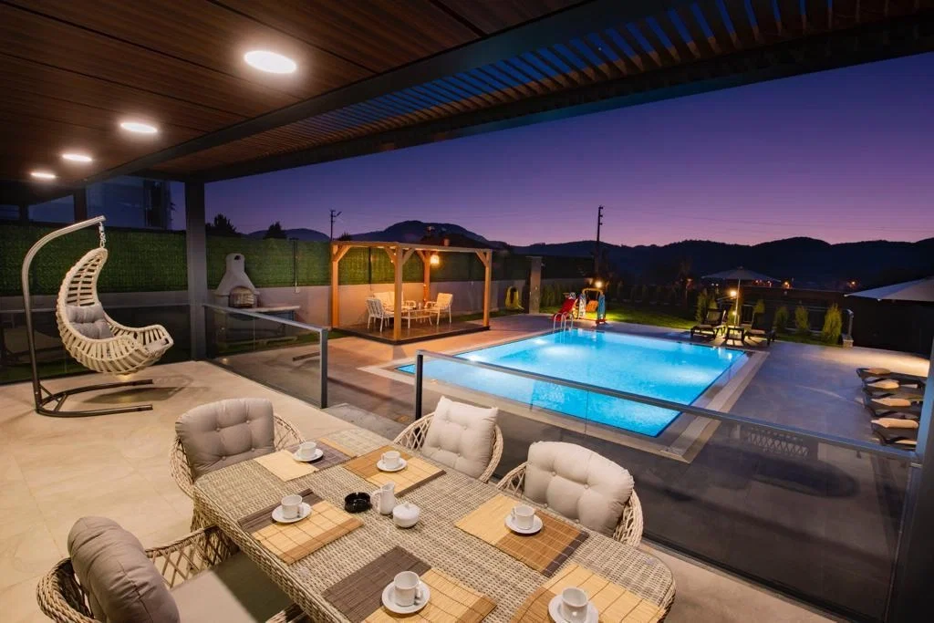 Fethiye’de Huzurlu, Korunaklı Havuzlu, 4 Yatak Odalı, Lüks Villa