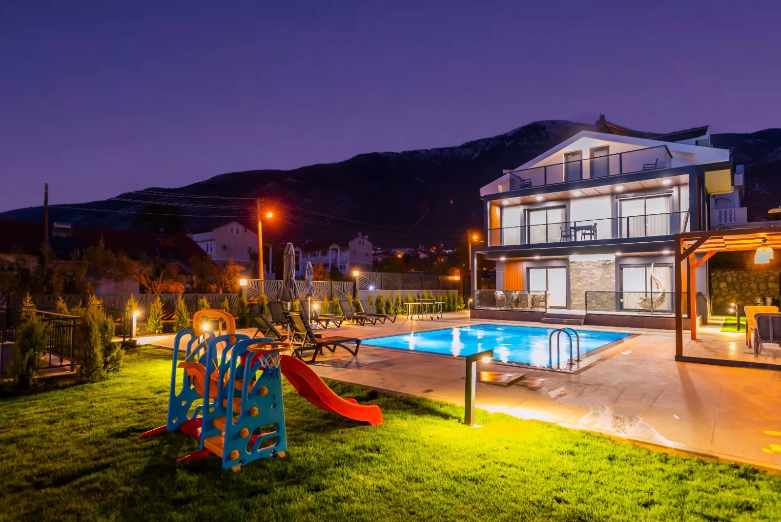 Fethiye’de Huzurlu, Korunaklı Havuzlu, 4 Yatak Odalı, Lüks Villa