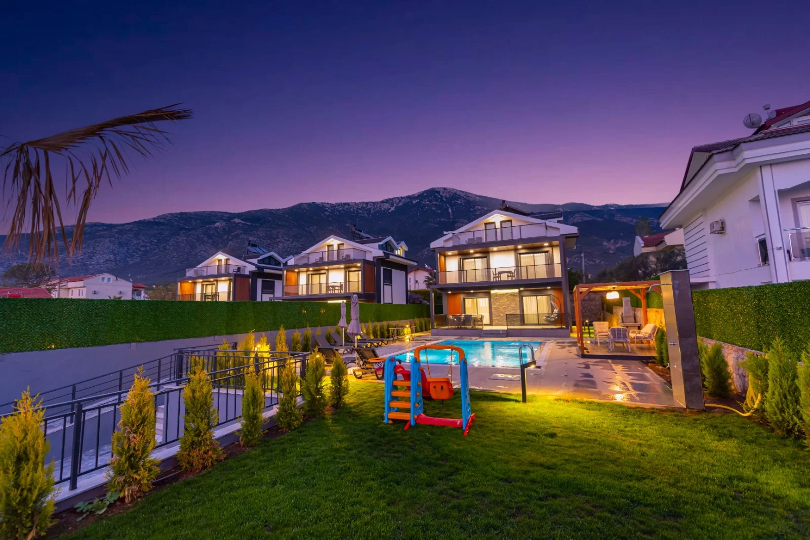 Fethiye’de Huzurlu, Korunaklı Havuzlu, 4 Yatak Odalı, Lüks Villa