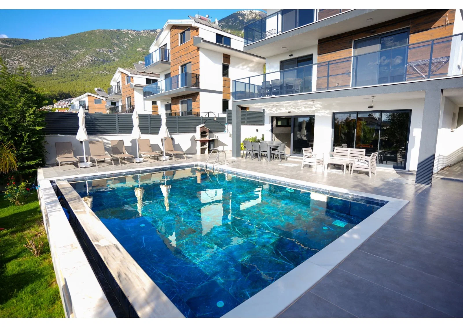 Fethiye’de Sakin Konumda, Isıtmalı Havuzlu, 4 Yatak Odalı, Lüks Villa