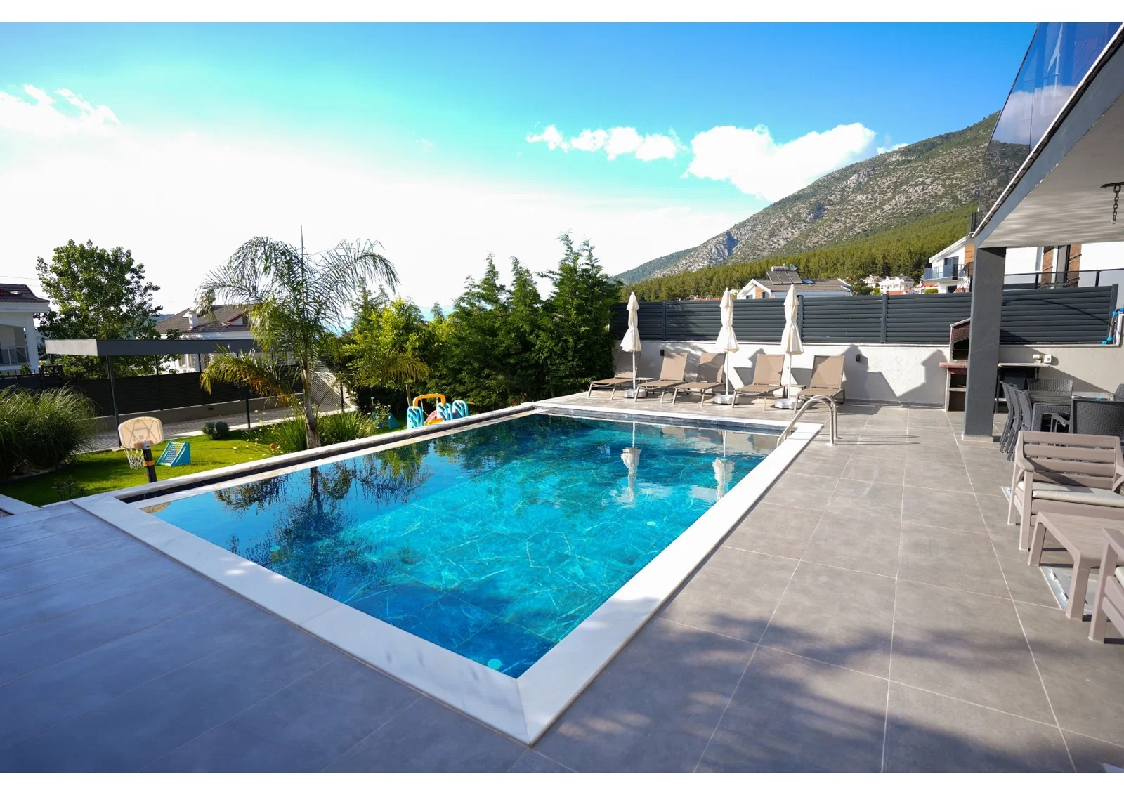 Fethiye’de Sakin Konumda, Isıtmalı Havuzlu, 4 Yatak Odalı, Lüks Villa