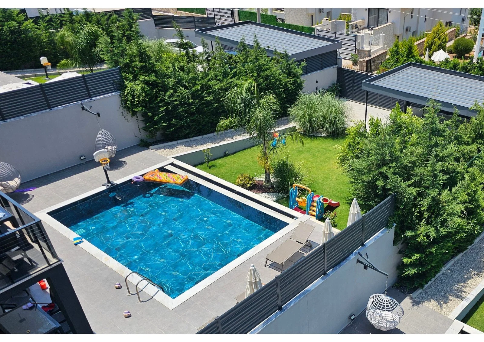 Fethiye’de Sakin Konumda, Isıtmalı Havuzlu, 4 Yatak Odalı, Lüks Villa