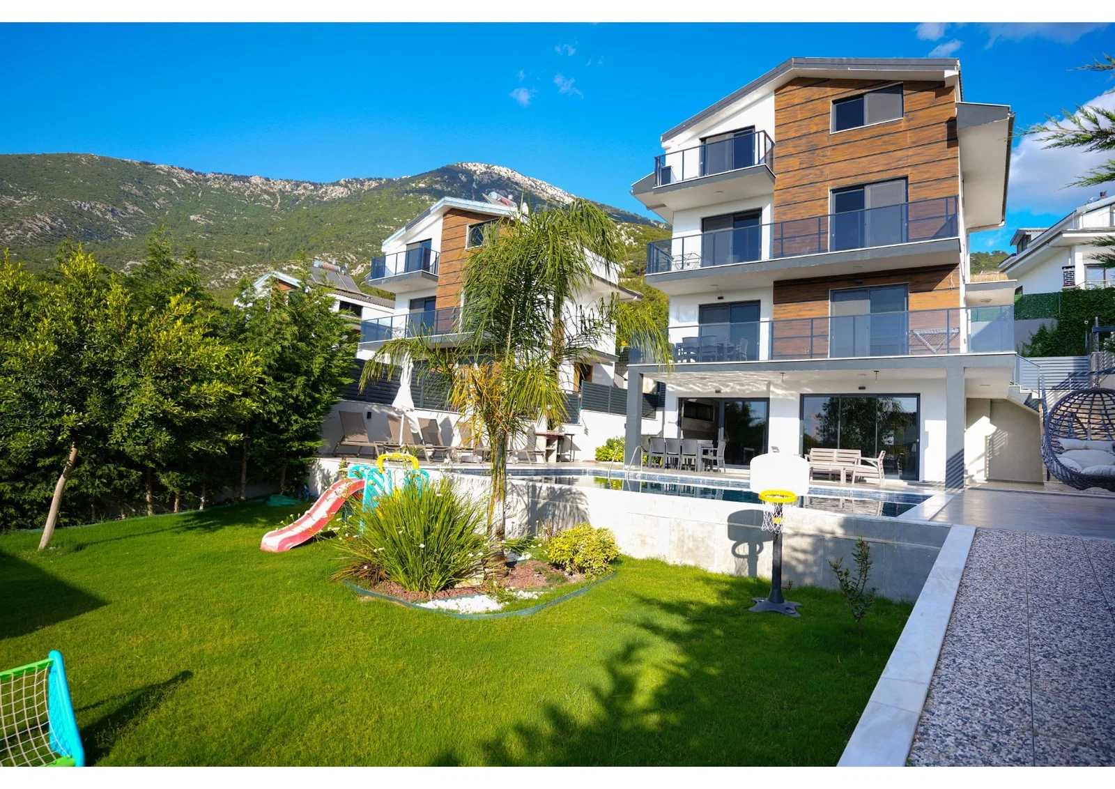 Fethiye’de Sakin Konumda, Isıtmalı Havuzlu, 4 Yatak Odalı, Lüks Villa