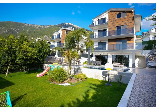 Fethiye’de Sakin Konumda, Isıtmalı Havuzlu, 4 Yatak Odalı, Lüks Villa