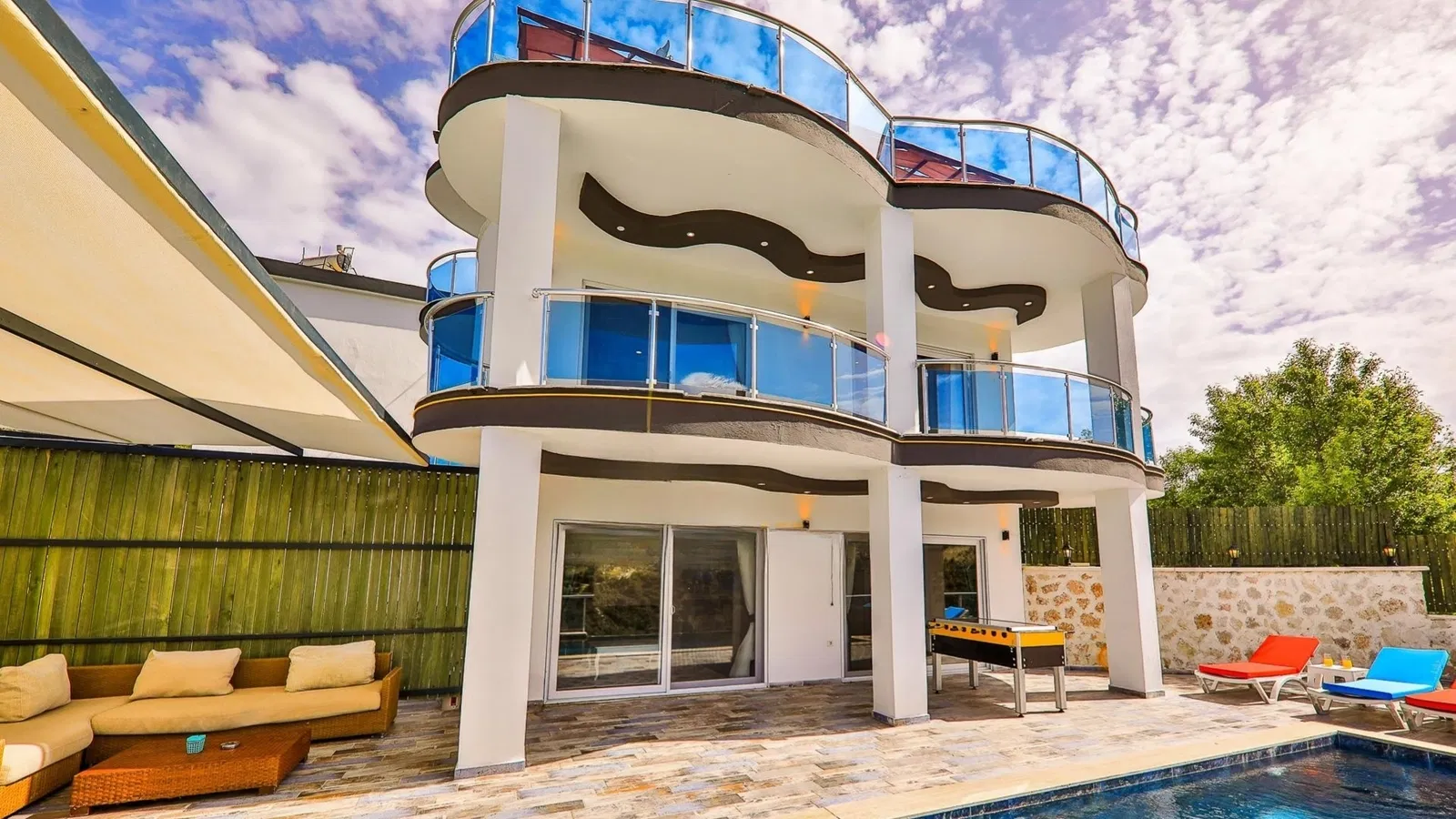 Sarıbelen’de korunaklı havuzlu kiralık villa