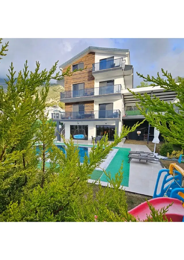 Fethiye’de Sakin Konumda, Isıtmalı Havuzlu, 4 Yatak Odalı, Lüks Villa