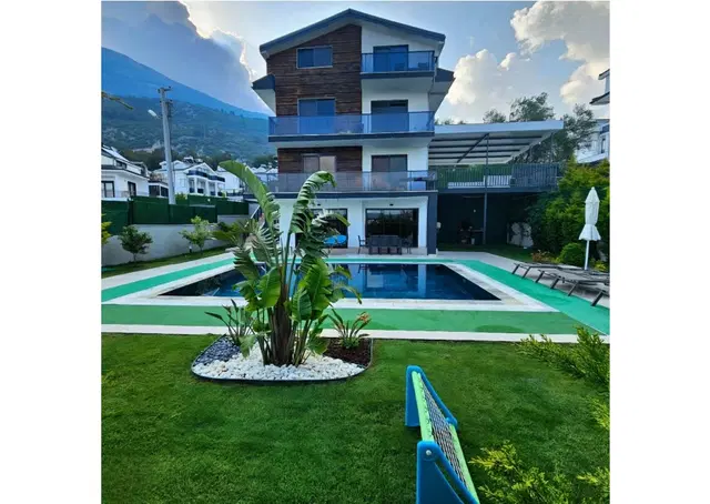 Fethiye’de Sakin Konumda, Isıtmalı Havuzlu, 4 Yatak Odalı, Lüks Villa