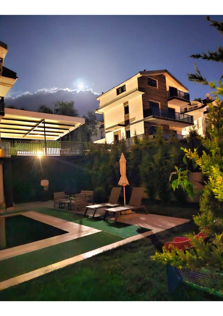Fethiye’de Sakin Konumda, Isıtmalı Havuzlu, 4 Yatak Odalı, Lüks Villa
