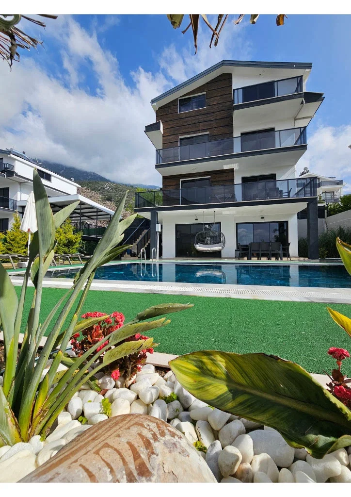 Fethiye’de Sakin Konumda, Isıtmalı Havuzlu, 4 Yatak Odalı, Lüks Villa