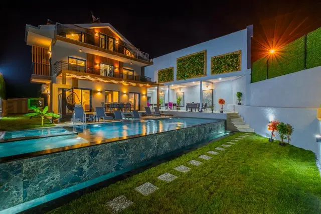8 Kişilik Çocuk Havuzlu ve Jakuzili Lüks Villa, Fethiye’de Korunaklı