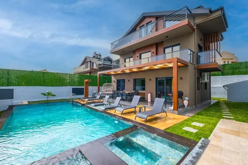 Fethiye’de korunaklı havuzlu kiralık villa