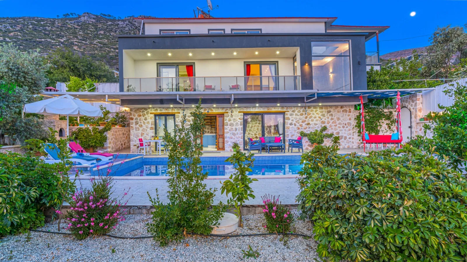 Üzümlü’de korunaklı havuzlu kiralık villa