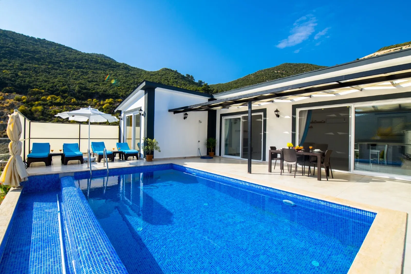 Sarıbelen’de korunaklı havuzlu kiralık villa
