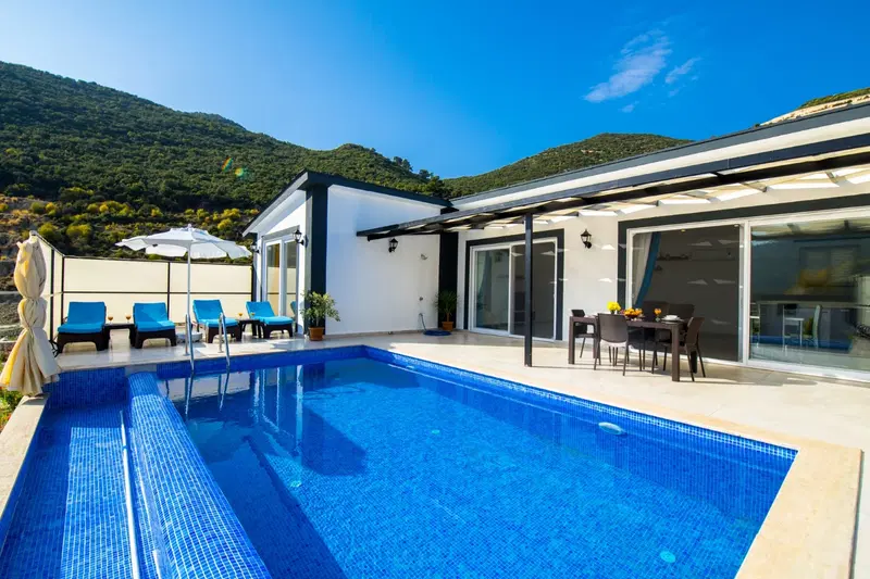 Sarıbelen’de korunaklı havuzlu kiralık villa