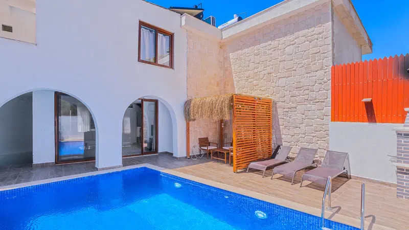 Sarıbelen’de korunaklı havuzlu kiralık villa