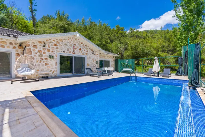 İslamlar’da korunaklı havuzlu kiralık villa