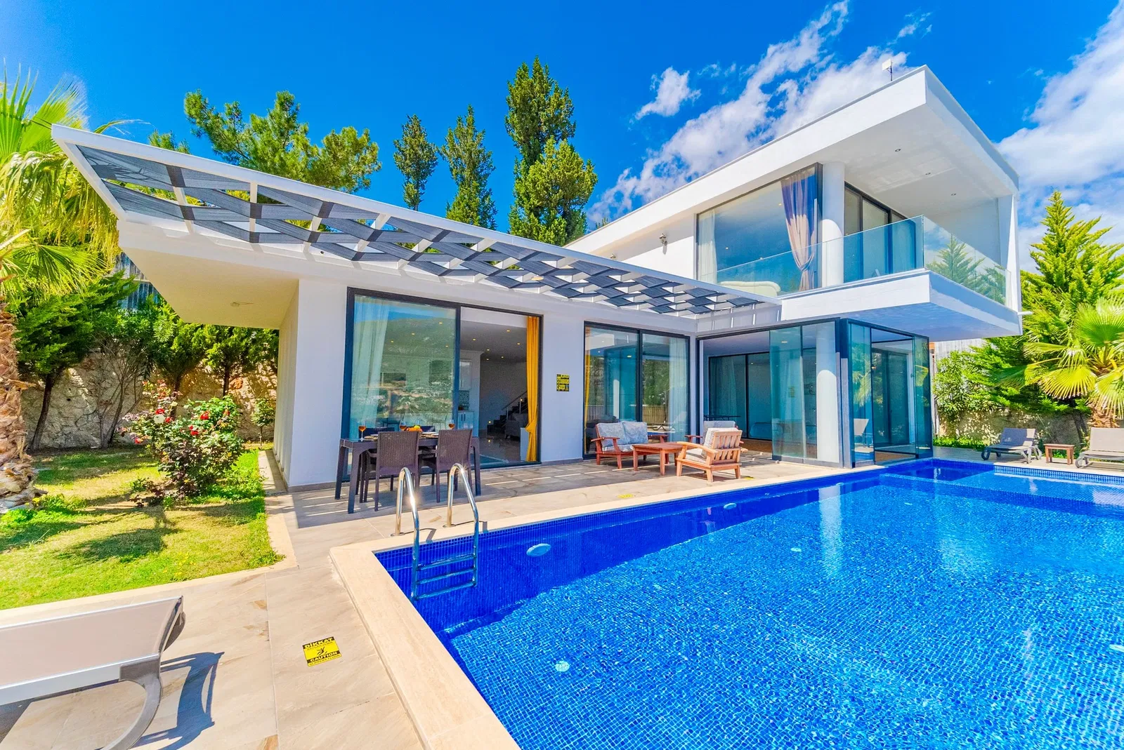 İslamlar’da korunaklı havuzlu kiralık villa