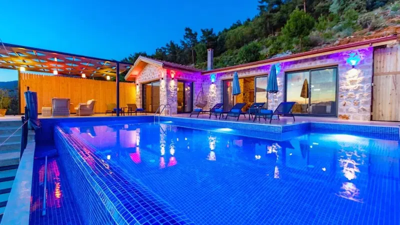 Üzümlü’de korunaklı havuzlu kiralık villa