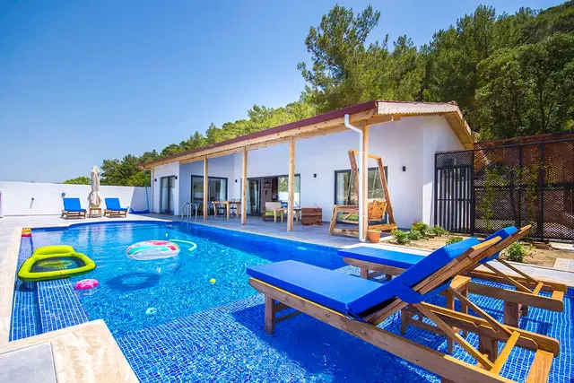 4 Kişilik Çocuk Havuzlu Villa, Sarıbelen’de Korunaklı