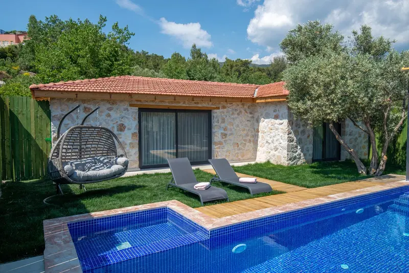 İslamlar’da korunaklı havuzlu kiralık villa