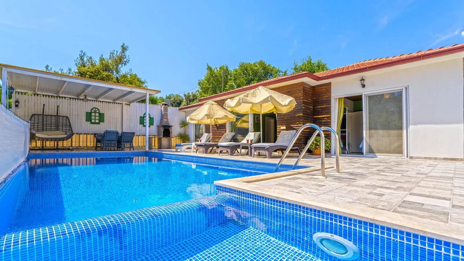 İslamlar’da korunaklı havuzlu kiralık villa