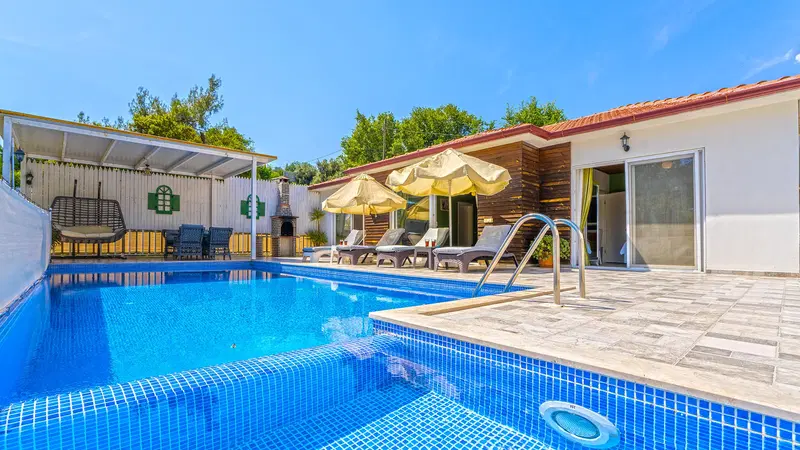 İslamlar’da korunaklı havuzlu kiralık villa
