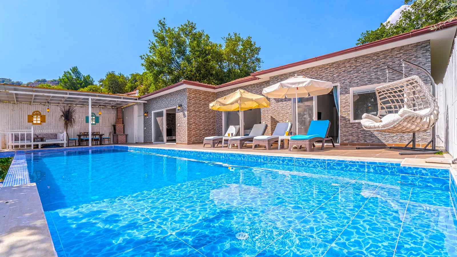 İslamlar’da korunaklı havuzlu kiralık villa