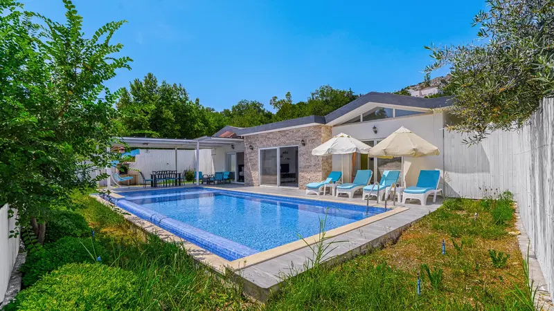 İslamlar’da korunaklı havuzlu kiralık villa