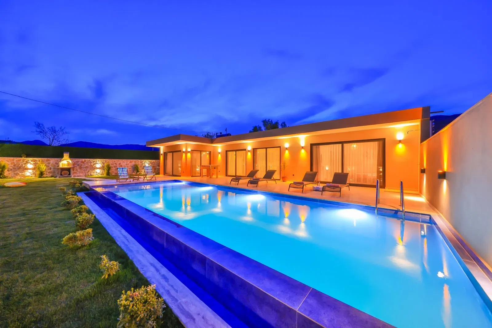 Sarıbelen’de korunaklı havuzlu kiralık villa