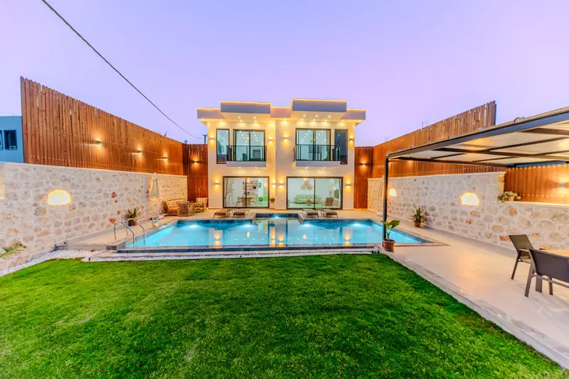 Kaş’ta korunaklı havuzlu kiralık villa