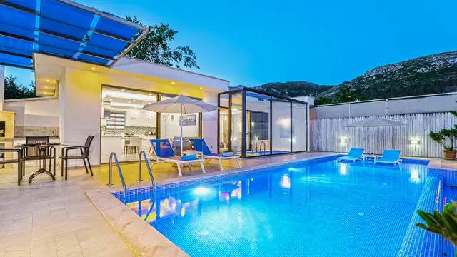 Üzümlü’de Korunaklı, Kapalı Havuzlu, Jakuzili, Kiralık Villa