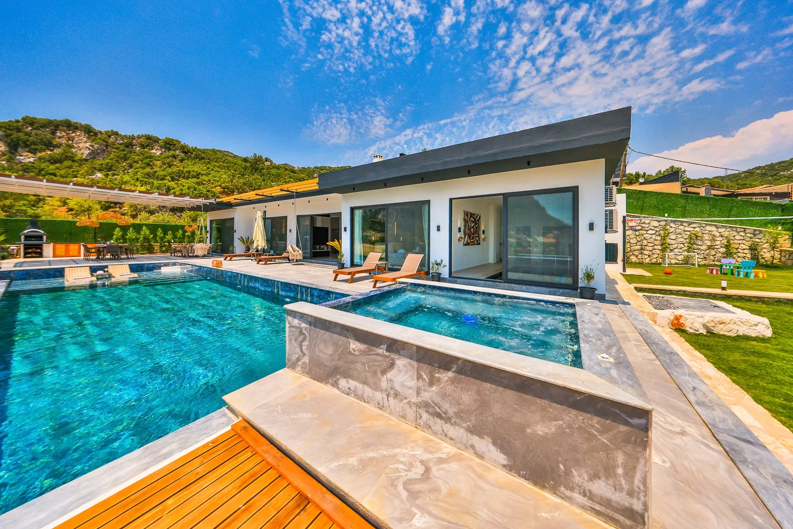 Kaş’ta ısıtmalı havuzlu kiralık villa