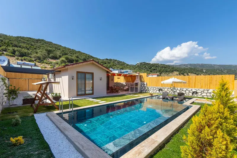 Sarıbelen’de korunaklı havuzlu kiralık villa