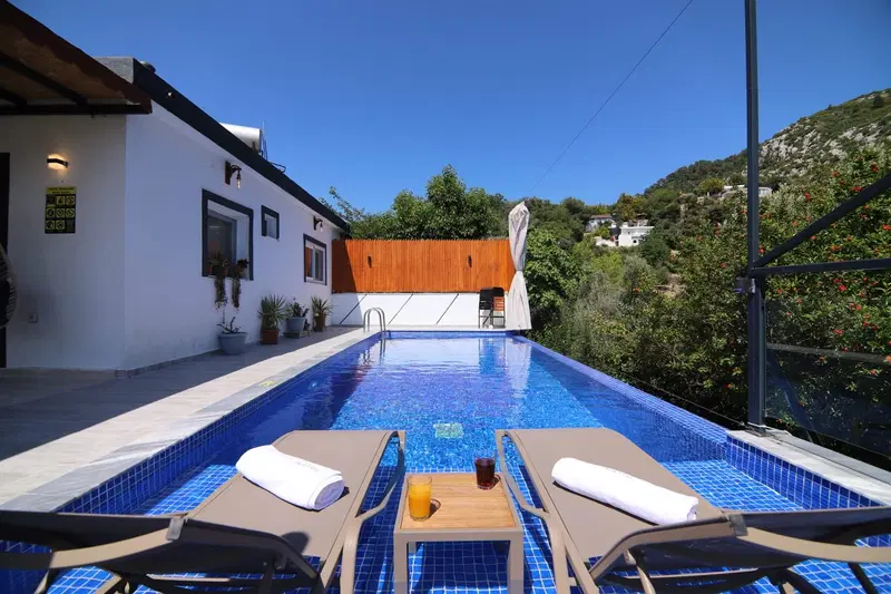 İslamlar’da korunaklı havuzlu kiralık villa