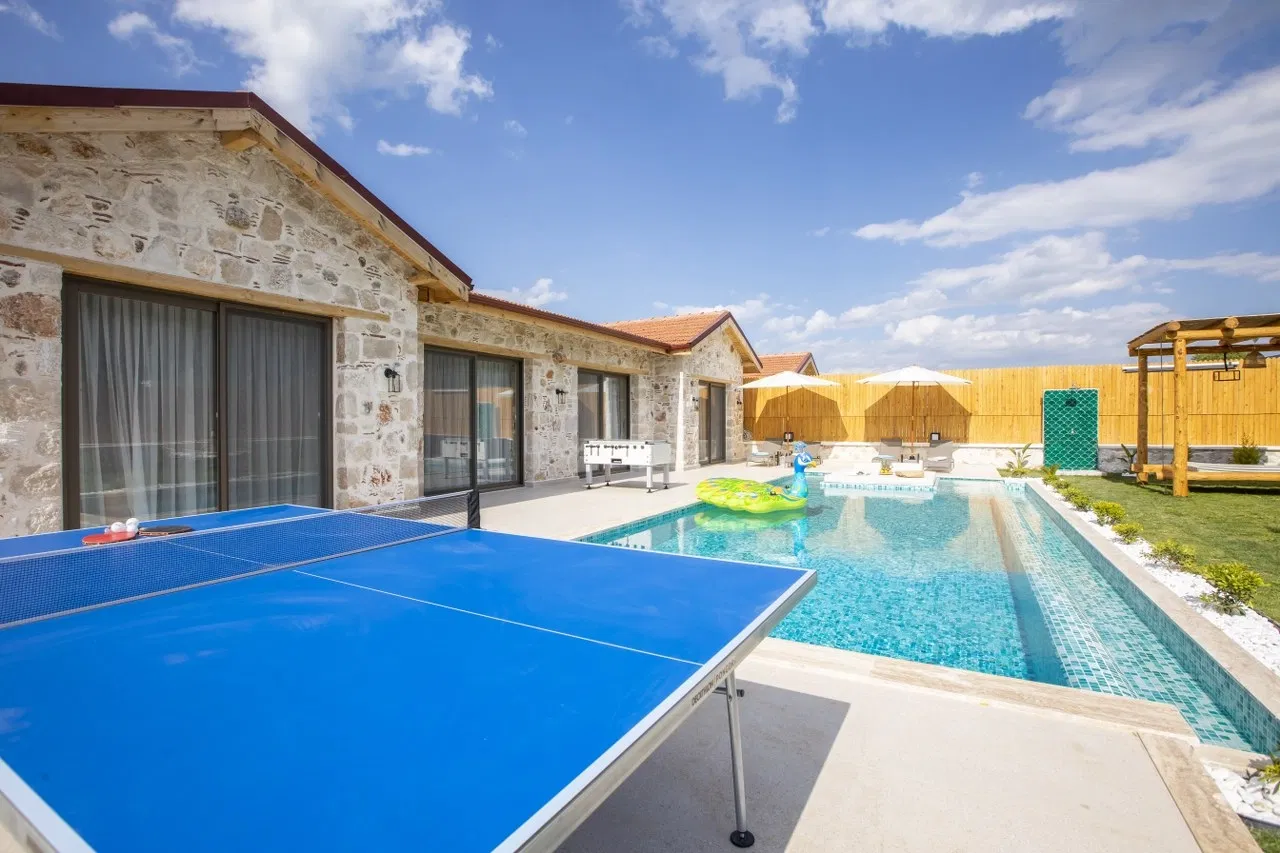 Sarıbelen’de korunaklı havuzlu kiralık villa
