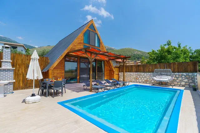 Üzümlü’de Balayına Uygun, Korunaklı Havuzlu, 4 Kişilik, Ekonomik Villa