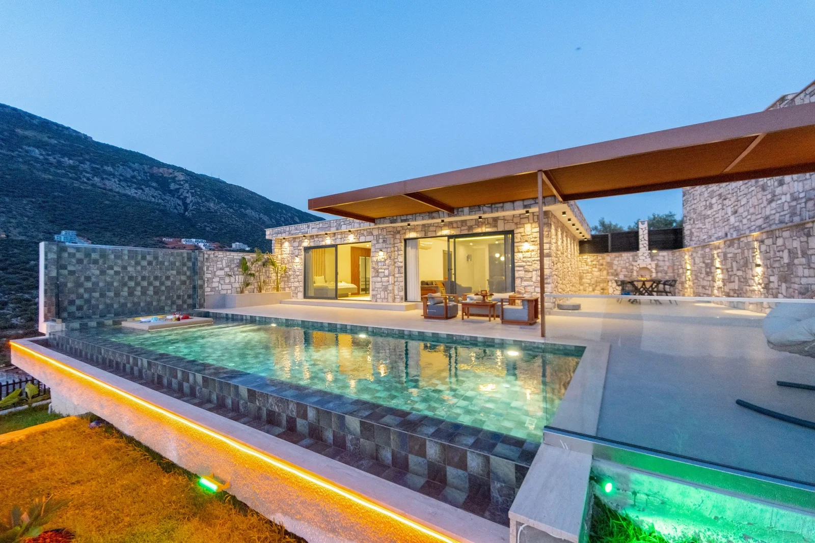Kaş’ta Deniz Manzaralı, Korunaklı Havuzlu, 4 Kişilik, Lüks Villa