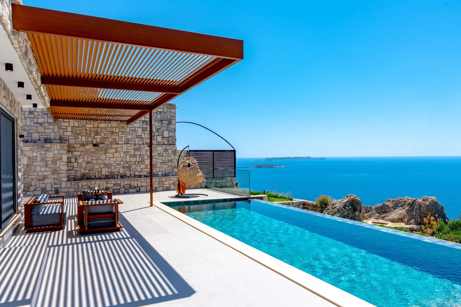 Kaş’ta Deniz Manzaralı, Korunaklı Havuzlu, 4 Kişilik, Lüks Villa