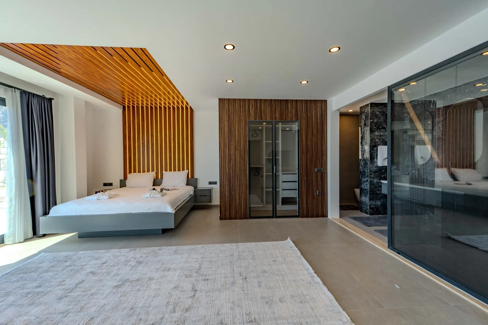 Kaş’ta Deniz Manzaralı, Korunaklı Havuzlu, 4 Kişilik, Lüks Villa