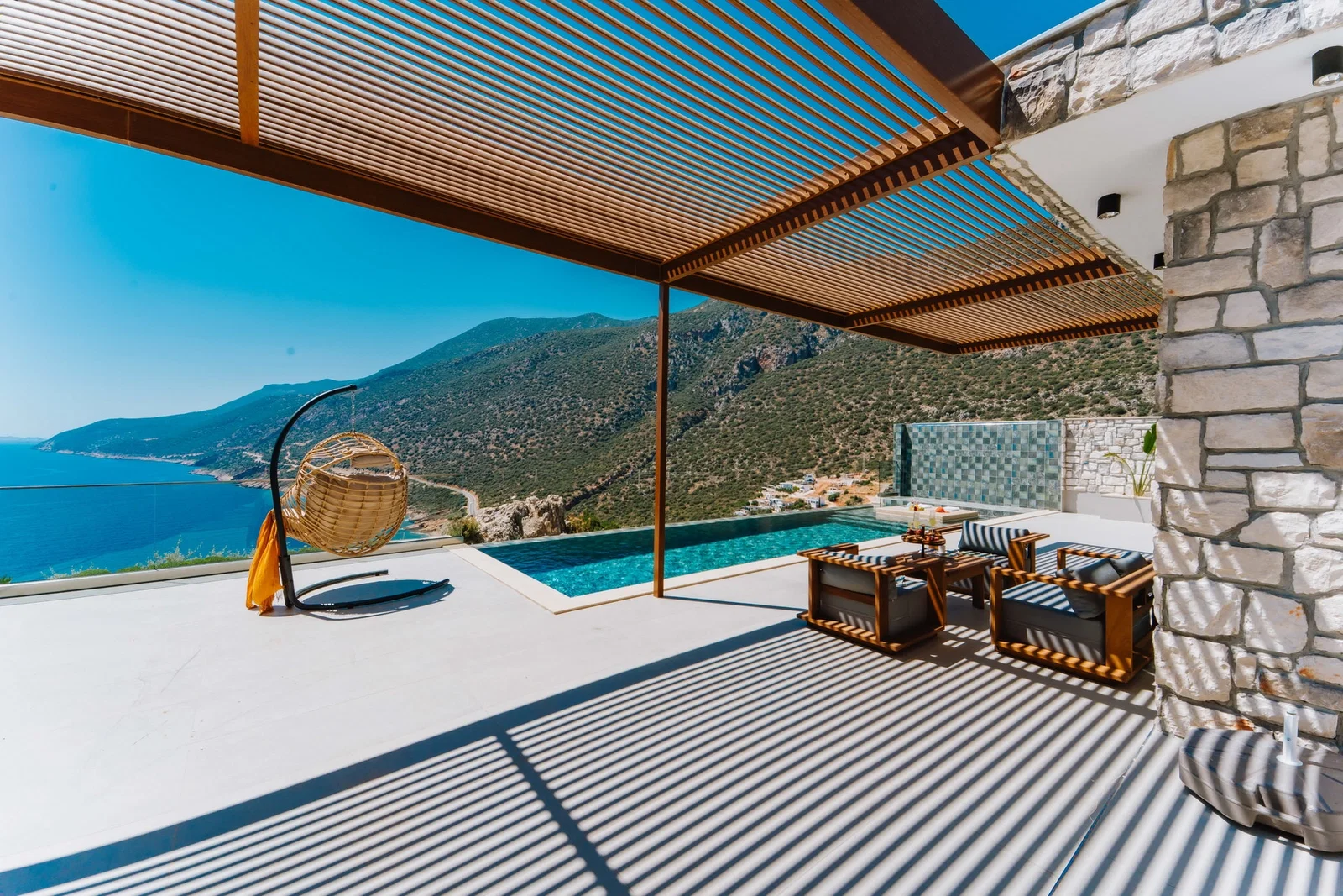 Kaş’ta Deniz Manzaralı, Korunaklı Havuzlu, 4 Kişilik, Lüks Villa