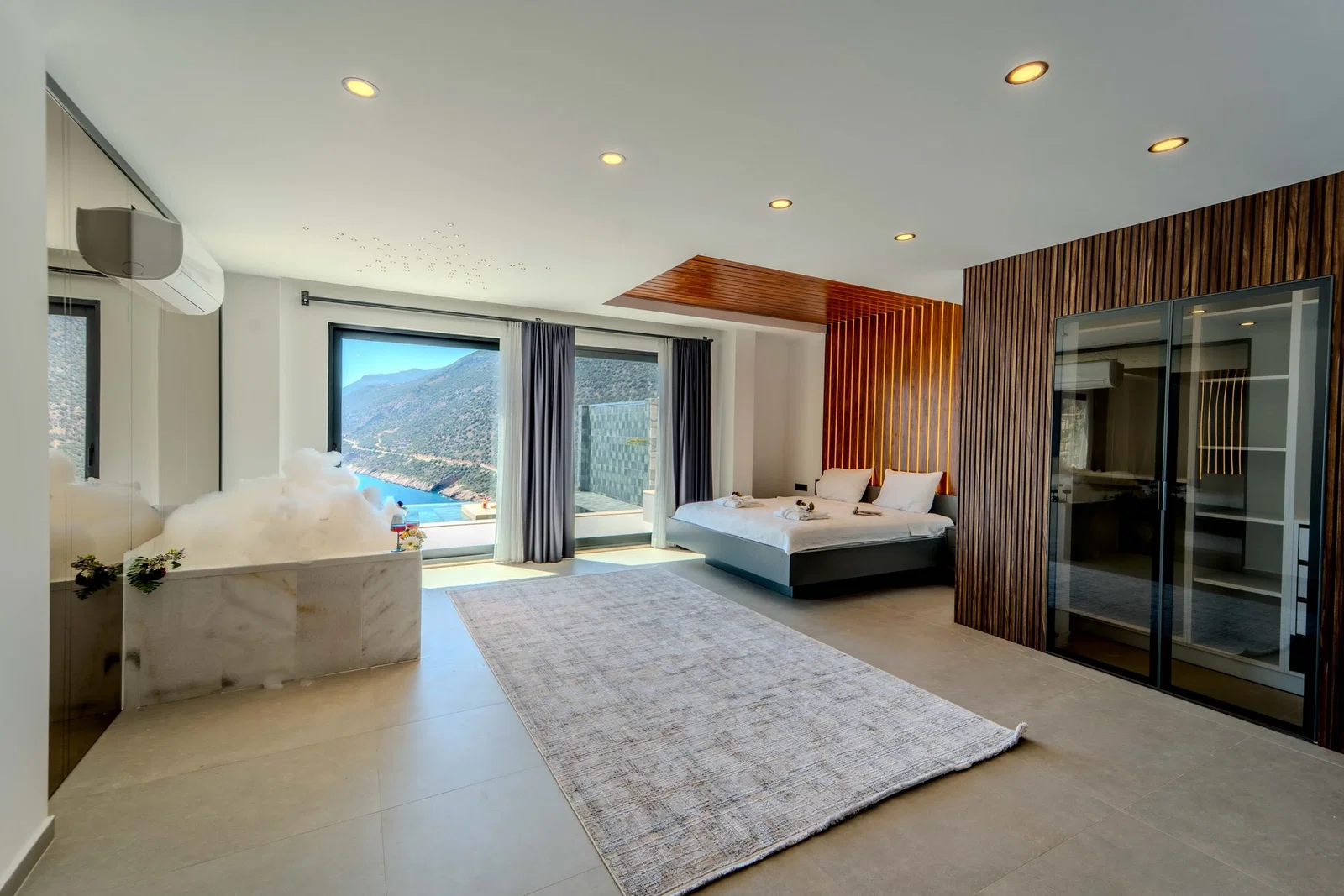 Kaş’ta Deniz Manzaralı, Korunaklı Havuzlu, 4 Kişilik, Lüks Villa