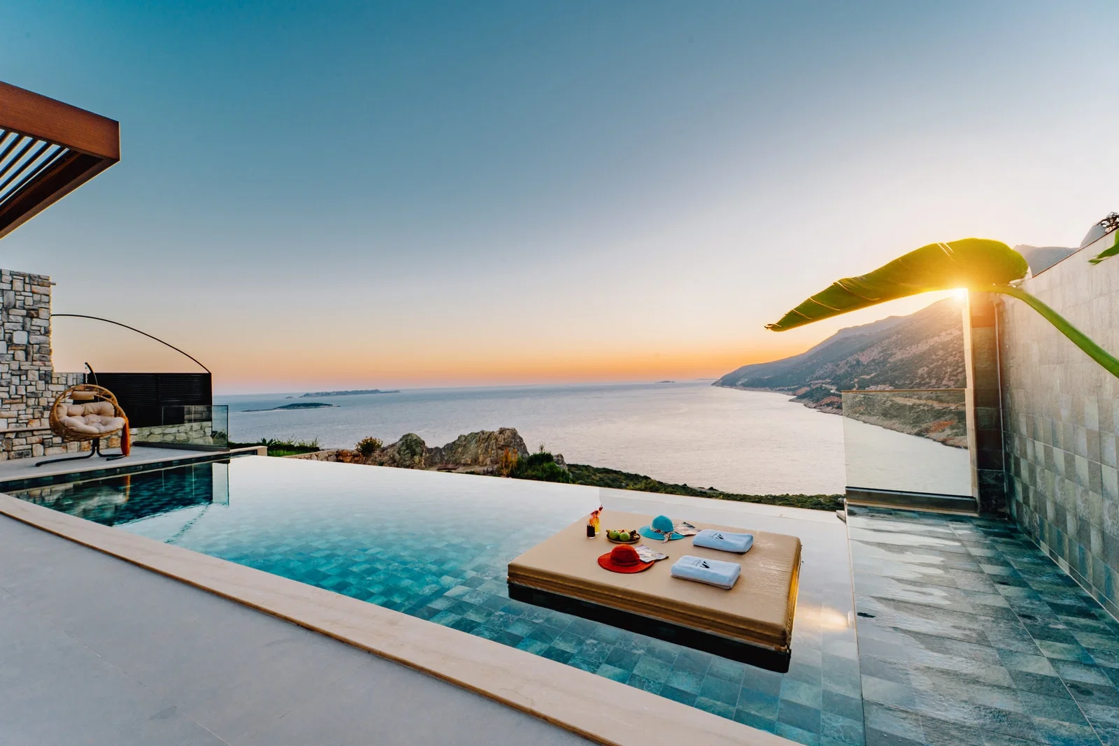 Kaş’ta Deniz Manzaralı, Korunaklı Havuzlu, 4 Kişilik, Lüks Villa