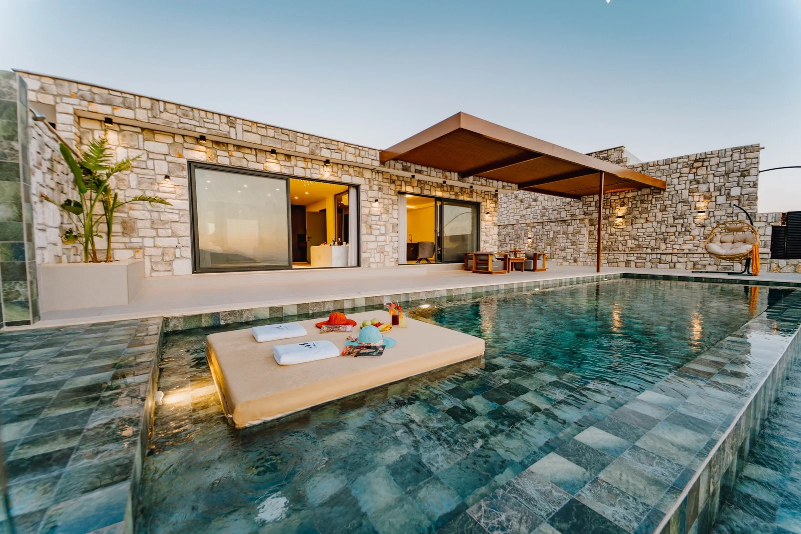 Kaş’ta Deniz Manzaralı, Korunaklı Havuzlu, 4 Kişilik, Lüks Villa